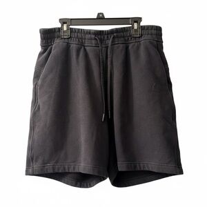 Woman’s Lululemon Scuba High-Rise Short 5"- size 8- in black